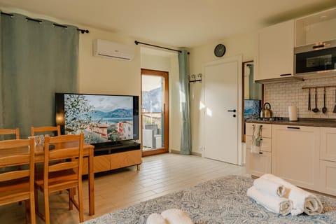 TV and multimedia, Kitchen or kitchenette, Dining area, pet friendly, stove, air conditioner