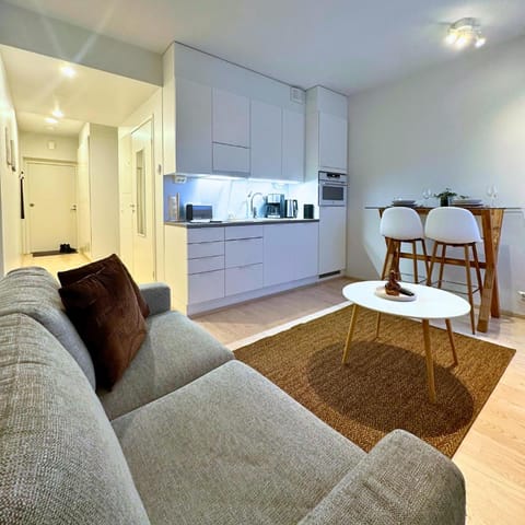 Kitchen or kitchenette, Living room, Seating area, Dining area, minibar, pet friendly