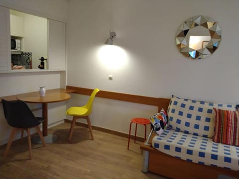 7 min walk Metro ApartHotel, La Defense+Parking Apartment in Courbevoie