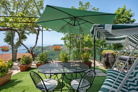 Property building, Balcony/Terrace, Living room