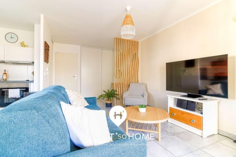 Communal lounge/ TV room, TV and multimedia, Living room, Seating area, Dining area