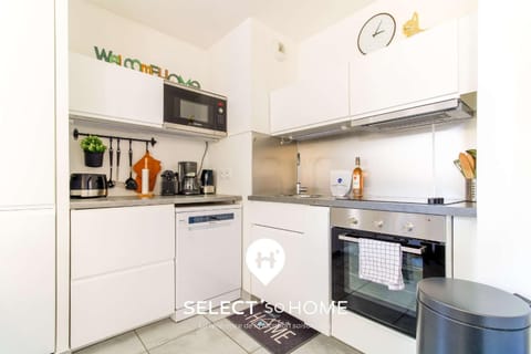 Coffee/tea facilities, Kitchen or kitchenette, dishwasher, oven, stove, toaster