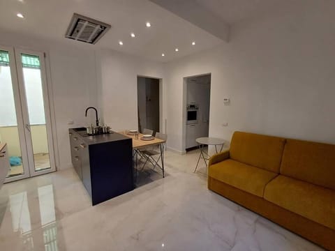 Living room, Seating area, Dining area, air conditioner