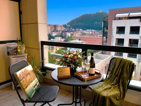 Patio, View (from property/room), Balcony/Terrace, Food and drinks, Seating area, Mountain view