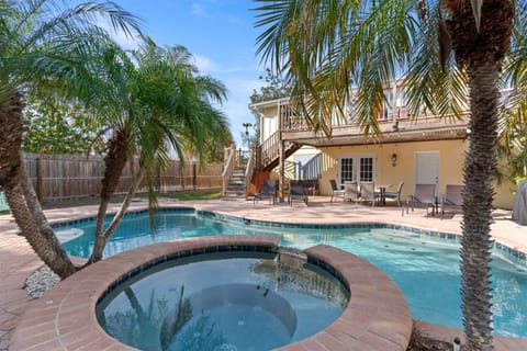 Walk 2 a water park PoolSteps to the beach House in Indian Rocks Beach