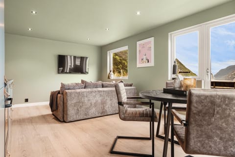 TV and multimedia, Living room, Seating area, Dining area