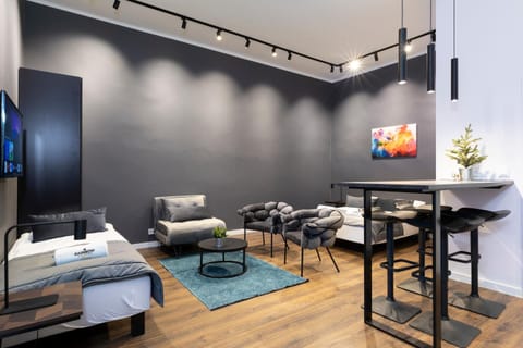 Bed, TV and multimedia, Living room, Photo of the whole room, Dining area, Logo/Certificate/Sign, Bedroom, towels