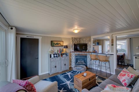 Living room, internet