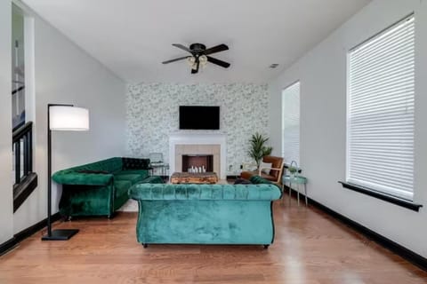 TV and multimedia, Living room, Seating area, fireplace