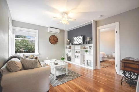 Walk to the waterfront! The Cozy Cottage Apartment in Tacoma