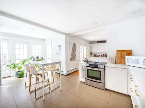 Classic Stockbridge Cottage House in Stockbridge