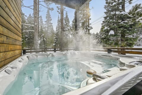 Diamond Run at Palisades - Luxury Townhome, Ski Shuttle Pet Friendly and Hot Tub! House in Palisades Tahoe (Olympic Valley)