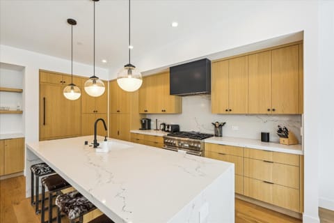 Diamond Run at Palisades - Luxury Townhome, Ski Shuttle Pet Friendly and Hot Tub! House in Palisades Tahoe (Olympic Valley)