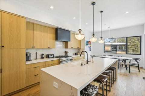 Diamond Run at Palisades - Luxury Townhome, Ski Shuttle Pet Friendly and Hot Tub! House in Palisades Tahoe (Olympic Valley)