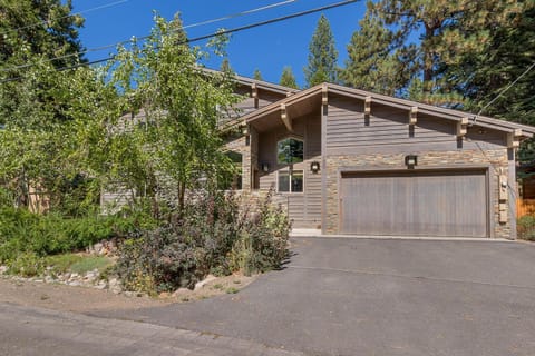 High Sierra at Dollar Point - Private Hot Tub, Close to Ski Resorts, Pet Friendly! House in Dollar Point