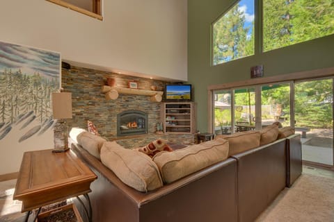 High Sierra at Dollar Point - Private Hot Tub, Close to Ski Resorts, Pet Friendly! House in Dollar Point