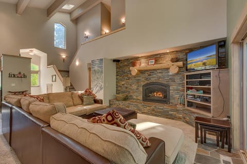 High Sierra at Dollar Point - Private Hot Tub, Close to Ski Resorts, Pet Friendly! House in Dollar Point