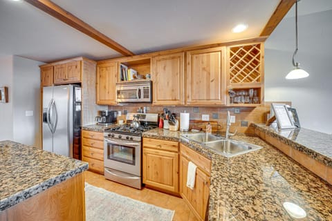 6 Mi to Winter Park Resort Townhome with Hot Tub! House in Fraser