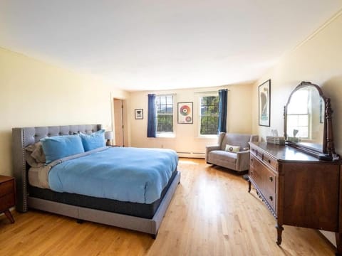 Berkshire Vacation Rentals: Renovated Five Bedrooms In Historic Williamstown House in Williamstown