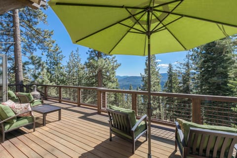 Overlook Lake View Lodge by Tahoe Getaways- Dog Friendly, HOA, Sauna, Hot Tub, Views of Donner Lake House in Truckee