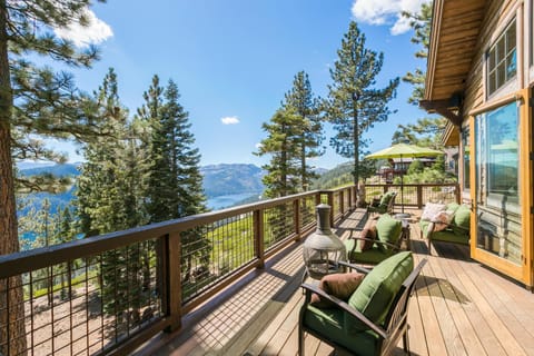 Overlook Lake View Lodge by Tahoe Getaways- Dog Friendly, HOA, Sauna, Hot Tub, Views of Donner Lake House in Truckee