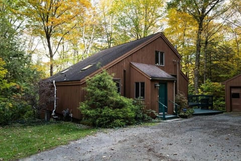 Berkshire Vacation Rentals: Stonebridge Cabin: Modern Amenities Enjoy Nature Cabin in Lee