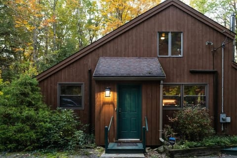 Berkshire Vacation Rentals: Stonebridge Cabin: Modern Amenities Enjoy Nature Cabin in Lee