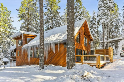 Ponderosa Pines - Custom 3 BR - Pet Friendly Private Hot Tub - Ski Shuttle House in Northstar Drive