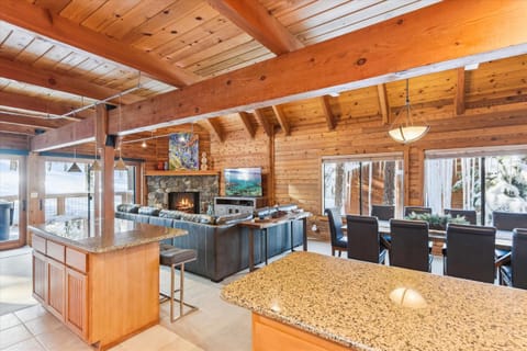 Ponderosa Pines - Custom 3 BR - Pet Friendly Private Hot Tub - Ski Shuttle House in Northstar Drive