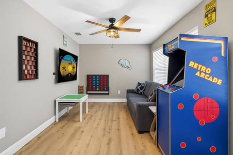 Tropical YardHeated PoolFirepitGame roomBeach House in Indian Rocks Beach