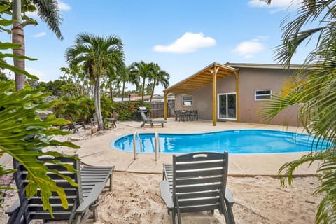 Tropical YardHeated PoolFirepitGame roomBeach House in Indian Rocks Beach