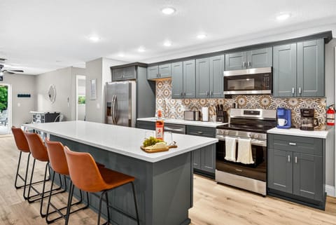 Tropical YardHeated PoolFirepitGame roomBeach House in Indian Rocks Beach