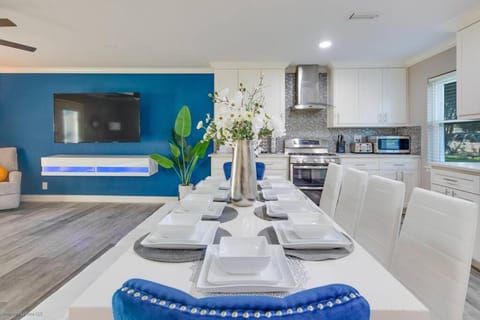 Kitchen or kitchenette, Dining area, dishwasher, minibar, pet friendly, stove
