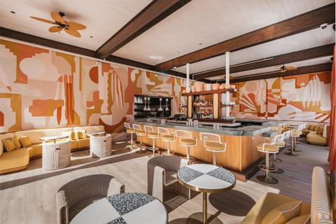 Lounge or bar, Drinks, Alcoholic drinks