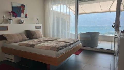 Bed, Natural landscape, Photo of the whole room, Seating area, Dining area, Bedroom, Lake view, Lake view, Mountain view, Mountain view