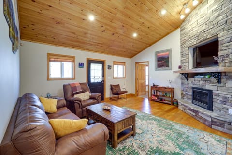 Pet-Friendly Cabin with Fire Pit in Spruce Pine! Cabin in Mitchell County