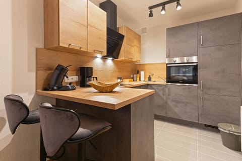 Coffee/tea facilities, Kitchen or kitchenette, Dining area, minibar, pet friendly, pet friendly, stove, stove, kitchen, kitchen