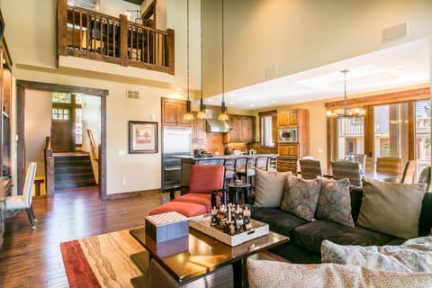 Village Walk - Private Hot Tub, HOA Amenities, Pet Friendly, Walk to Lifts! House in Northstar Drive