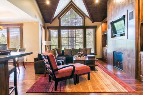 Village Walk - Private Hot Tub, HOA Amenities, Pet Friendly, Walk to Lifts! House in Northstar Drive