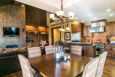 Village Walk - Private Hot Tub, HOA Amenities, Pet Friendly, Walk to Lifts! House in Northstar Drive