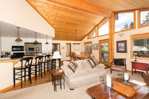 Victory Place at Palisades - Stunning 5 BR with Private Hot Tub and Pool Table House in Palisades Tahoe (Olympic Valley)