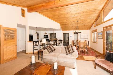 Victory Place at Palisades - Stunning 5 BR with Private Hot Tub and Pool Table House in Palisades Tahoe (Olympic Valley)