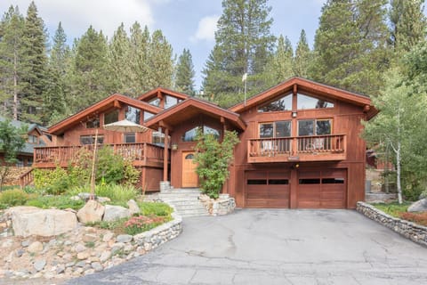 Victory Place at Palisades - Stunning 5 BR with Private Hot Tub and Pool Table House in Palisades Tahoe (Olympic Valley)