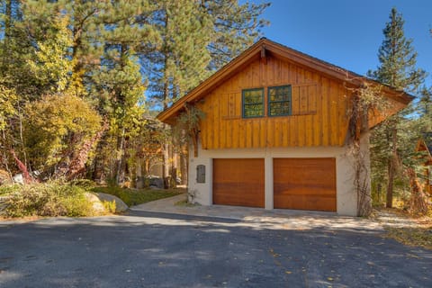 Swiss Chalet-Palisades, 6 BR, Hot Tub, Pets Ok, Ski Shuttle! House in Palisades Tahoe (Olympic Valley)