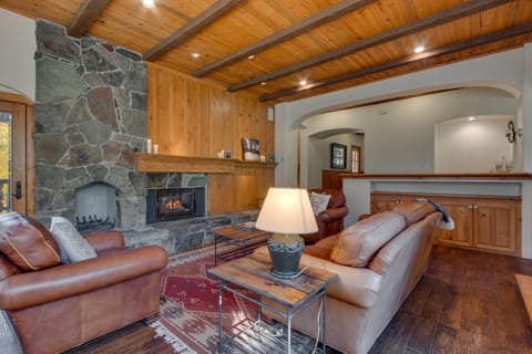 Swiss Chalet-Palisades, 6 BR, Hot Tub, Pets Ok, Ski Shuttle! House in Palisades Tahoe (Olympic Valley)