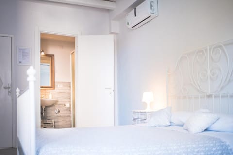 Bathroom, Photo of the whole room, air conditioner