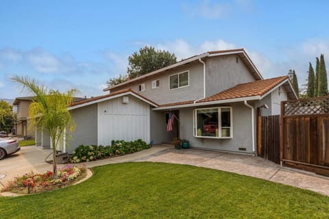Spacious 5BR San Jose Home w Parking & Backyard House in San Jose