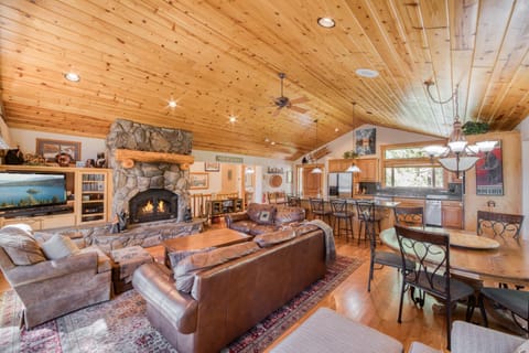 Fawn View by Tahoe Getaways - Spacious 5 BR w Pool Table-Short Drive to Northstar House in Tahoe Vista