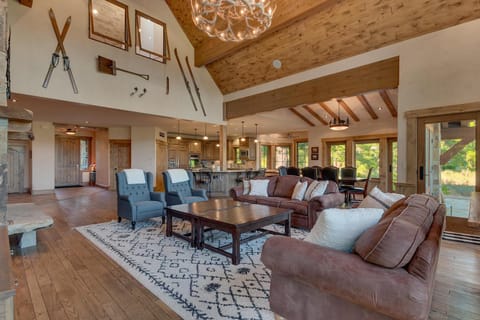 Highland Estate at Old Greenwood - Large, Luxury, Private Hot Tub & Amenity Access House in Truckee