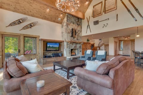 Highland Estate at Old Greenwood - Large, Luxury, Private Hot Tub & Amenity Access House in Truckee